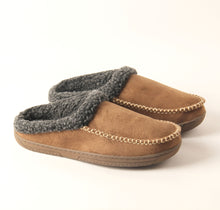 Cargar imagen en el visor de la galería, Men&#39;s Microsuede Moc Toe Clog Cuff Slipper
