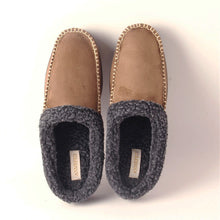 Cargar imagen en el visor de la galería, Men&#39;s Microsuede Moc Toe Clog Cuff Slipper
