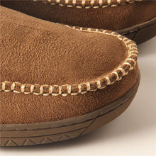 Cargar imagen en el visor de la galería, Men&#39;s Microsuede Moc Toe Clog Cuff Slipper
