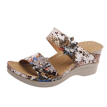 Cargar imagen en el visor de la galería, Women&#39;s Casual Slope Heel Snake Print Slippers
